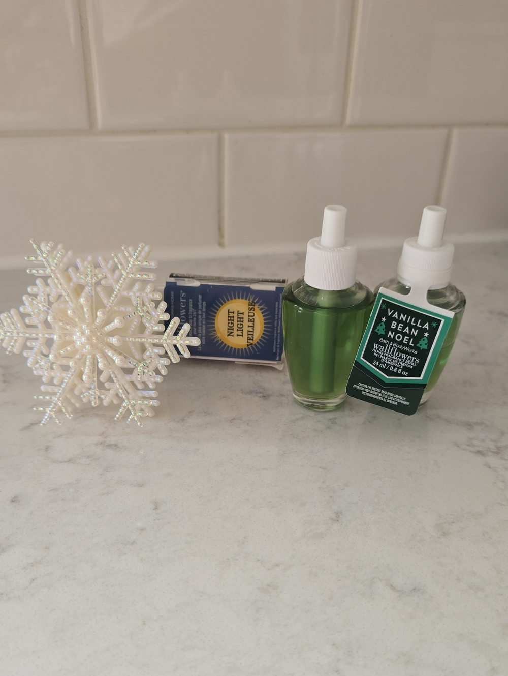 Bath & Body Works Wallflower Plug In Night Light &Vanilla Bean Wallflower Refill